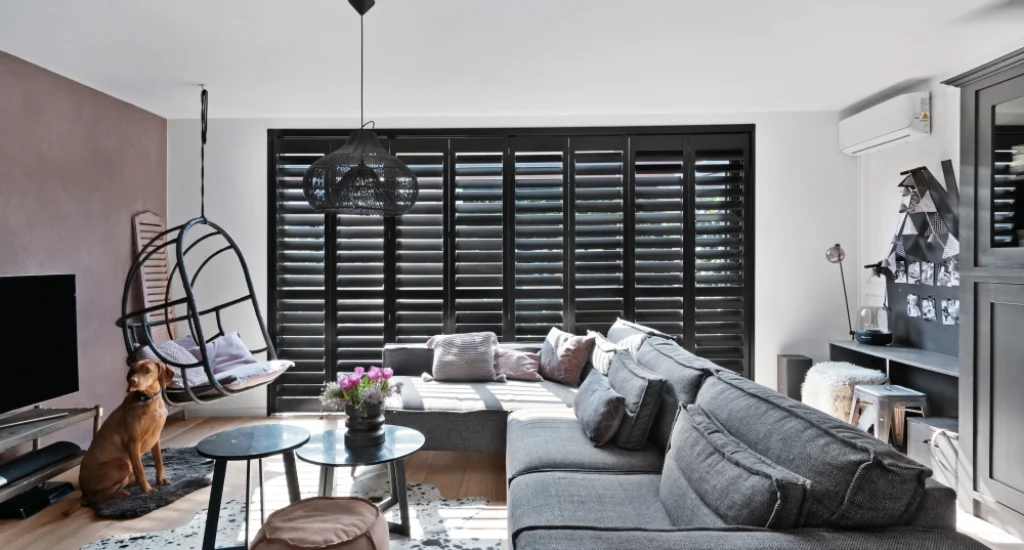 Zwarte woonkamer shutters