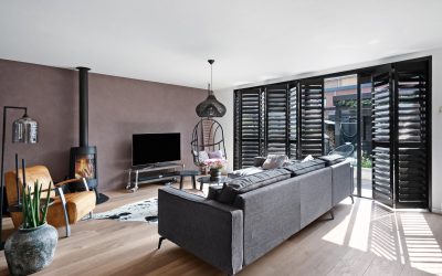 Zwarte woonkamer shutters