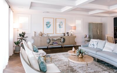 Kleine witte woonkamer shutters