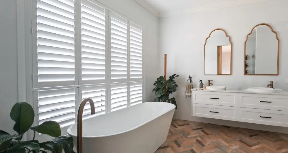 Witte kunststof shutters badkamer